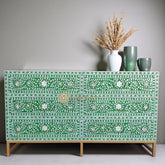 Commode à 6 tiroirs avec incrustations de nacre et motif de vignes en volutes, verte